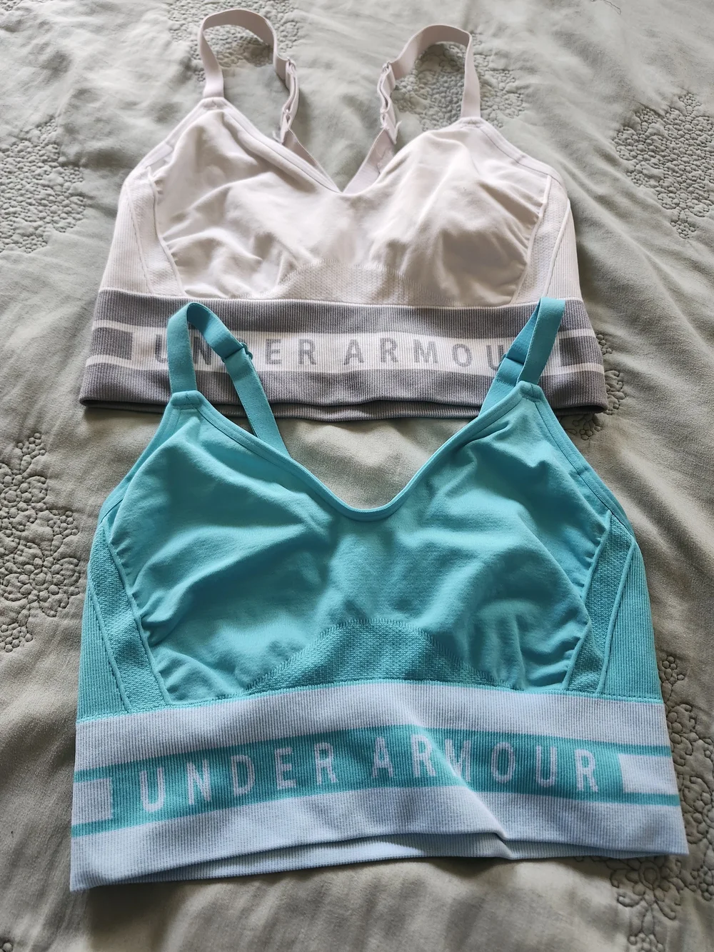 Under Armour White And  Teal  Color Set  Seamless Sports Bra.